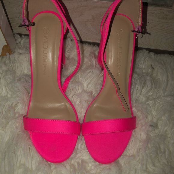Bright pink heels! - Picture 2 of 2
